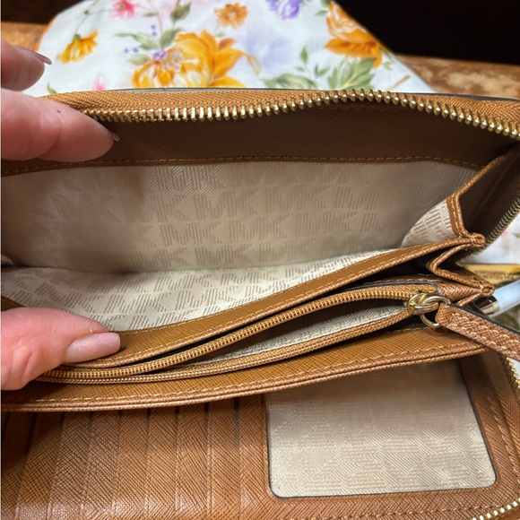 Michael Kors Jet Set Travel Brown Saffiano Leather continental zip aroundWallet - Picture 12 of 12